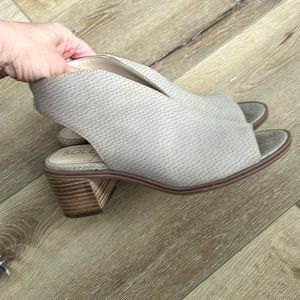 SHOE BOOTS Sole Society, beige. Wood heel. Open toe.